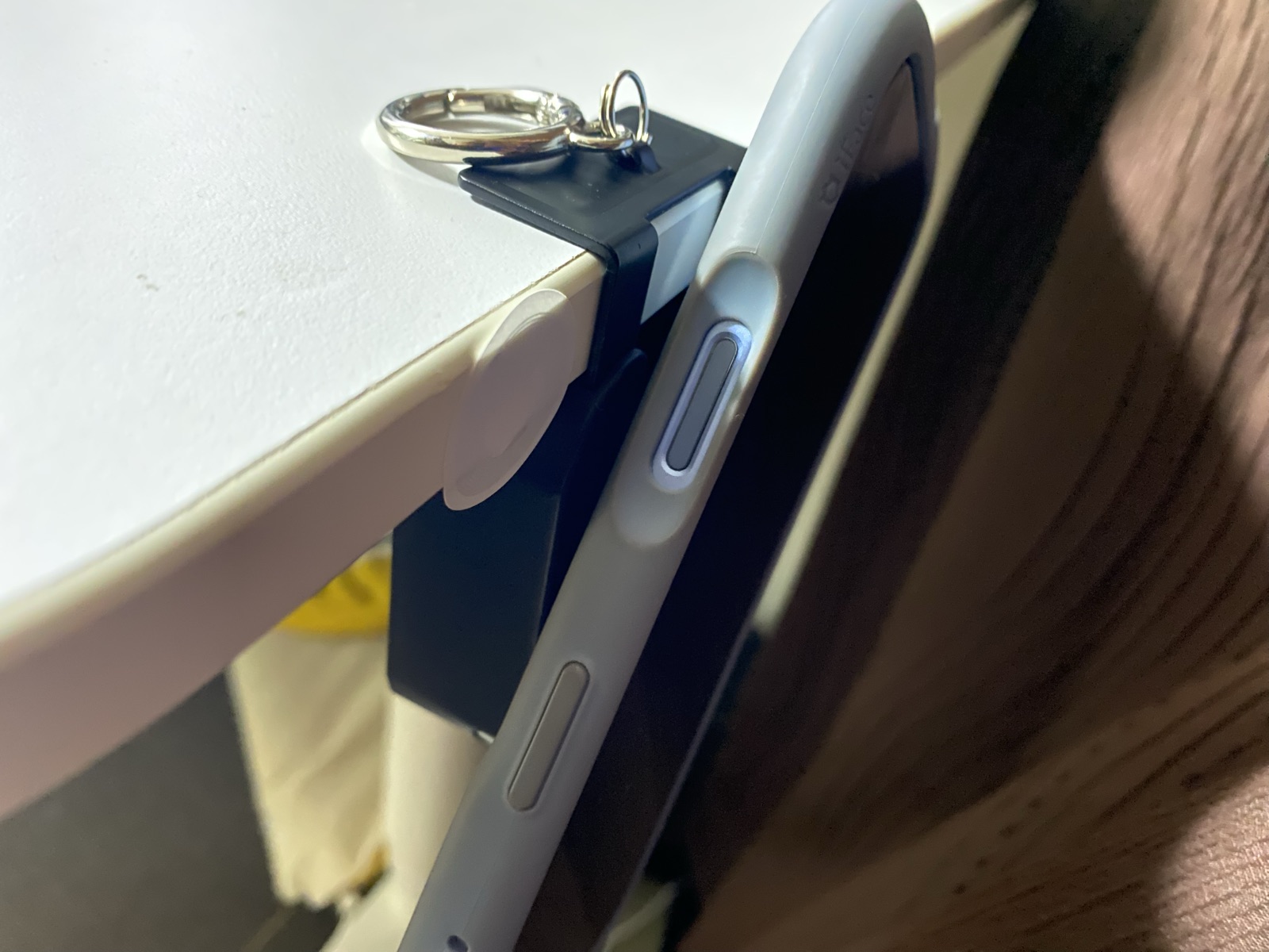 タグにiPhoneを当てている様子