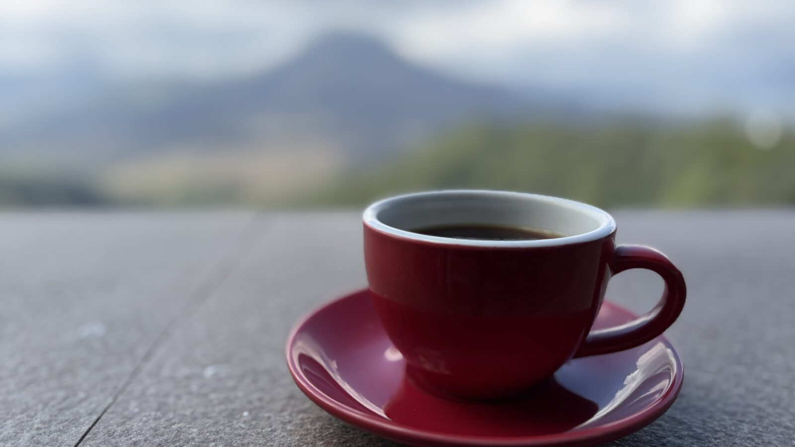 農園主のカフェで出された、赤いカップに入ったコーヒー